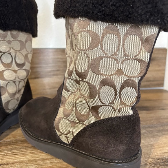 Coach signature logo suede and fleece brown boots (Kelly). Size 6 - Picture 4 of 8